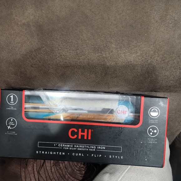 CHI 1" Ceramic Hairstyling Iron - Picture 2 of 6